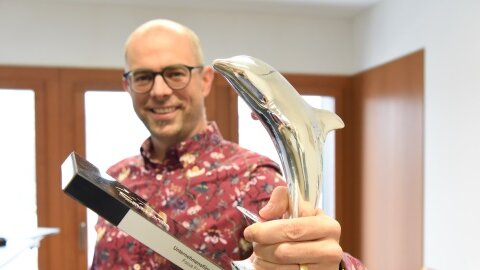 Andreas Notter mit dem silbernen Delphin-Award