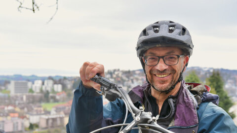 Portrait de Bernhard Fasel avec son vélo