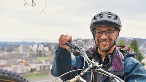 Portrait de Bernhard Fasel avec son vélo