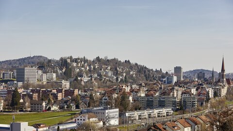 Das Bild zeigt einen Ausschnitt der Stadt St. Gallen mit dem Bundesverwaltungsgericht aur der linken Seite, dem Rosenberg, dem Gebäude der Fachhochschule, dem Rathaus und zwei Kirchtürmen aus dem Stadtzentrum.  | © BVGer / TAF