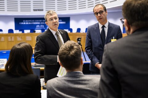 Alain Chablais (rechts) und Franz Perrez bei der Anhörung der Klima-Seniorinnen vor der Grossen Kammer des Europäischen Gerichtshofs für Menschenrechte in Strassburg am 29. März 2023.