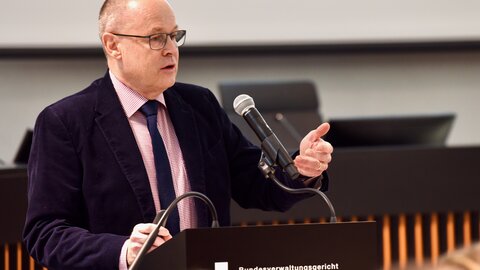 Michel Hottelier hält eine Konferenz am BVGer.