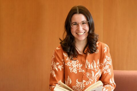 Rahel Schöb mit einem Buch.