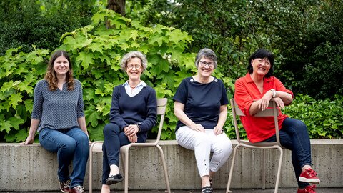 Le quattro responsabili di cancelleria Elisabeth Dünnenberger, Marina Franchini, Regula Otter e Yukiko Diek nel piazzale davanti al Tribunale amministrativo federale.