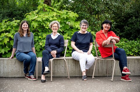 Le quattro responsabili di cancelleria Elisabeth Dünnenberger, Marina Franchini, Regula Otter e Yukiko Diek nel piazzale davanti al Tribunale amministrativo federale.