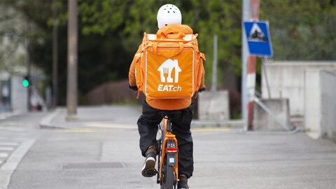 Velofahrer führt Essenslieferungen von eat.ch aus. | © KEYSTONE/Salvatore Di Nolfi