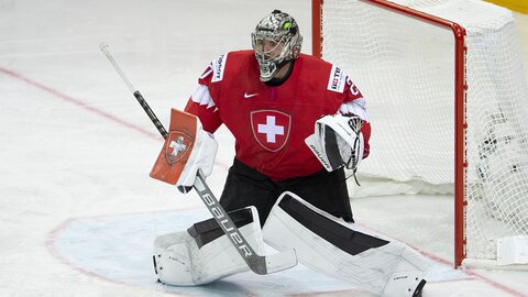 Goalie der Schweizer Eishockeynationalmannschaft auf dem Eisfeld. | © KEYSTONE/Salvatore Di Nolfi