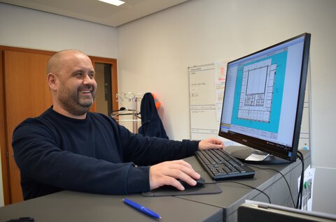 © Das Hausleitsystem ist ein wertvolles Arbeitsinstrument für René Daniel, Fachspezialist Hausdienst. (Bild: Katharina Zürcher) René Daniel vor einem Laptop, auf dem das Hausleitsystem zu sehen ist. | © Das Hausleitsystem ist ein wertvolles Arbeitsinstrument für René Daniel, Fachspezialist Hausdienst. (Bild: Katharina Zürcher)