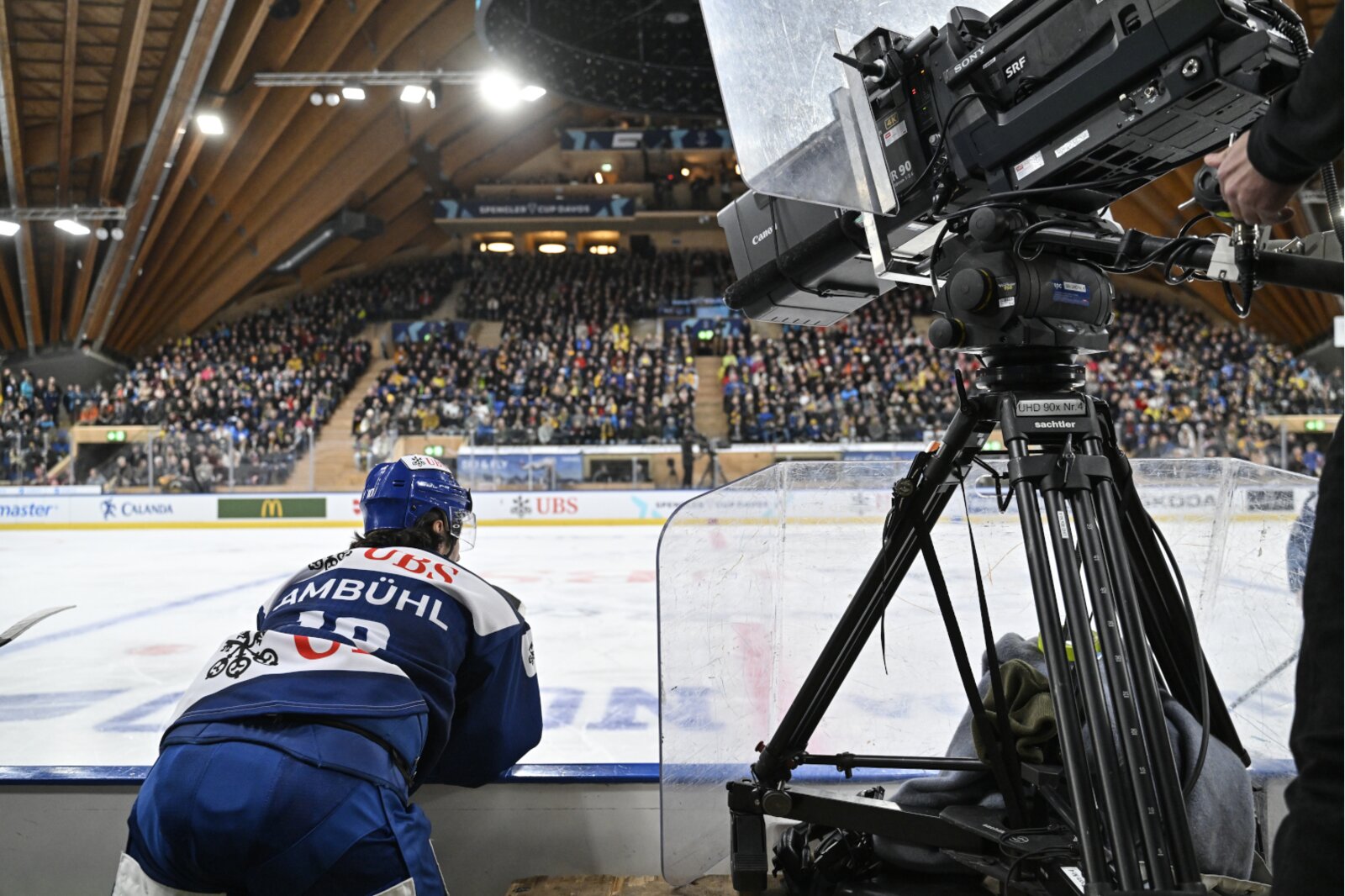 En ce qui concerne la diffussion d'extraits de matchs de hockey sur glace, les points de vue tant de Sunrise que de la SSR sont partiellement justifiés. (Image : Keystone)