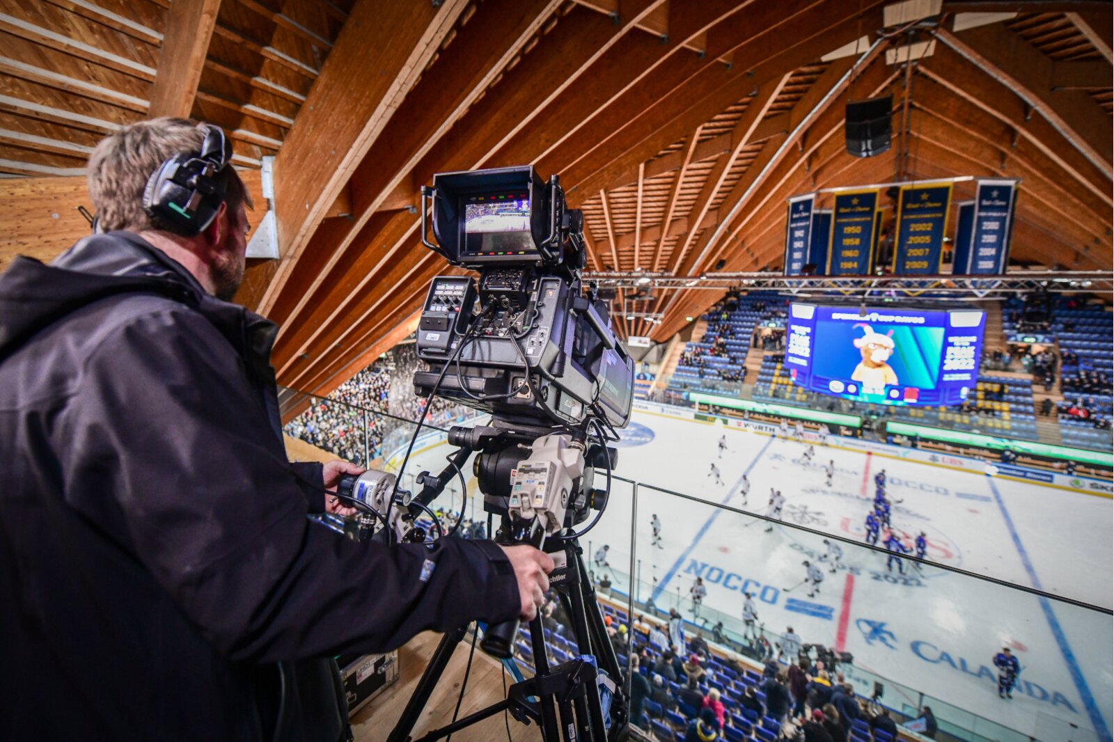 UPC a abusé sa position domiante dans l'offre de diffusion de matchs de hockey sur glace. (Image: Keystone)